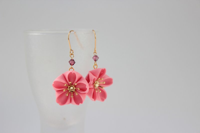 kanzashi earring sakura pink - 耳环/耳夹 - 丝．绢 粉红色