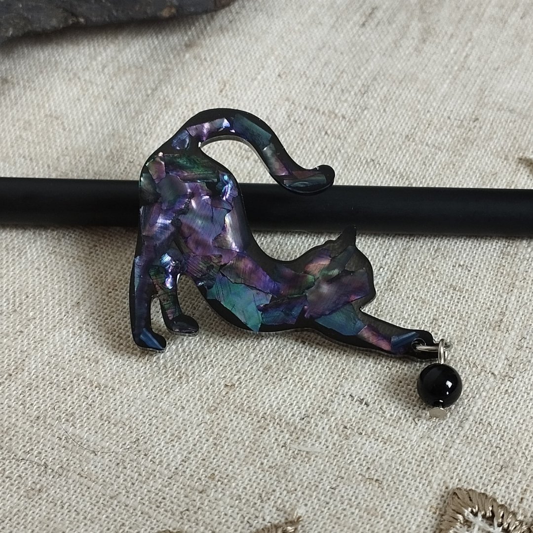 珍珠母黑猫胸针。手工树脂胸针。贝壳岩胸针。 - 胸针 - 树脂 多色
