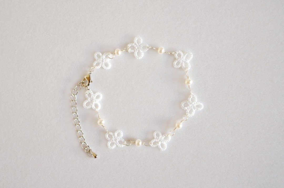Tatting Lace Floret and Freshwater Pearl Bracelet - Silver - 手链/手环 - 棉 白色