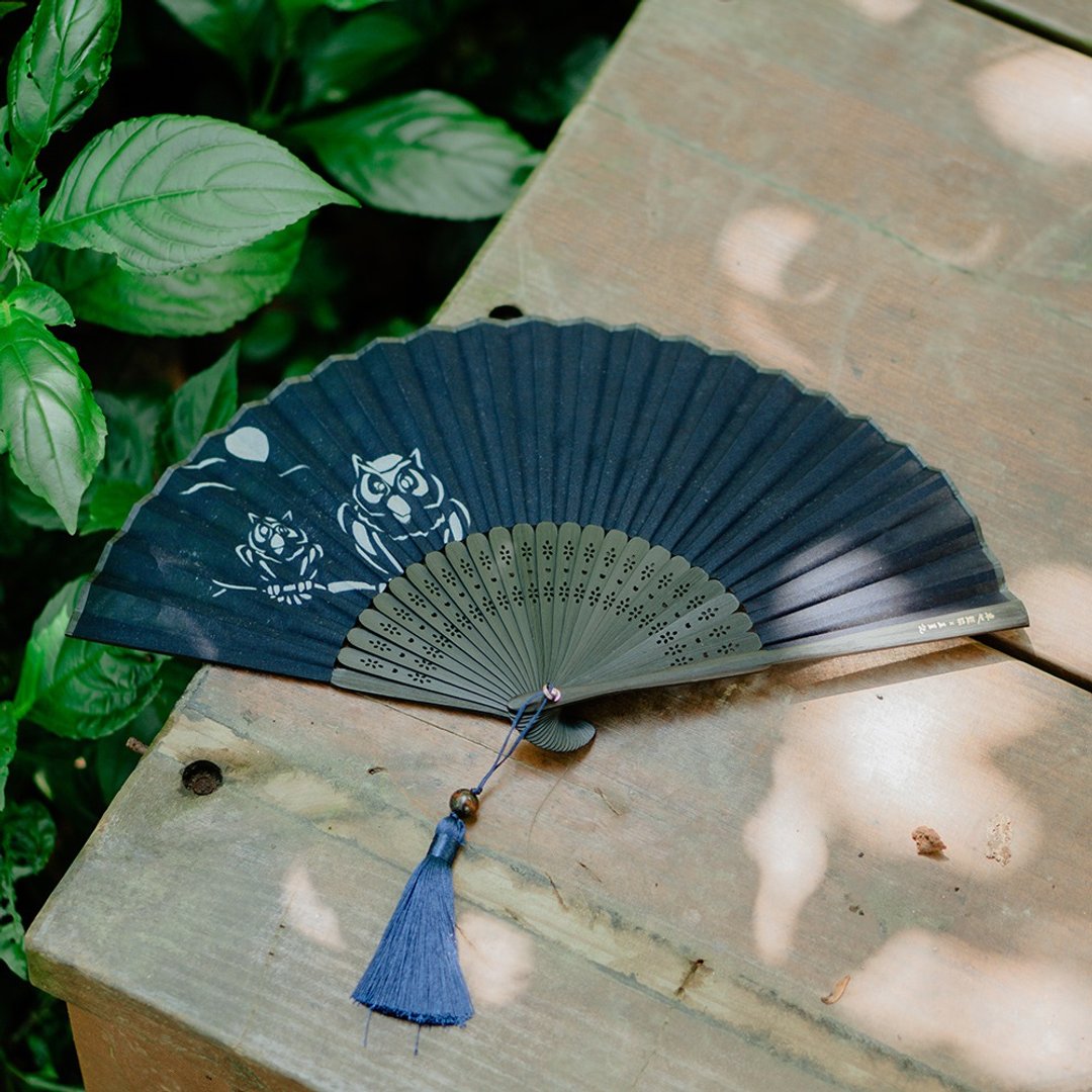 卓也蓝染－蓝染手工折扇(猫头鹰型染) - 扇子 - 棉 蓝色