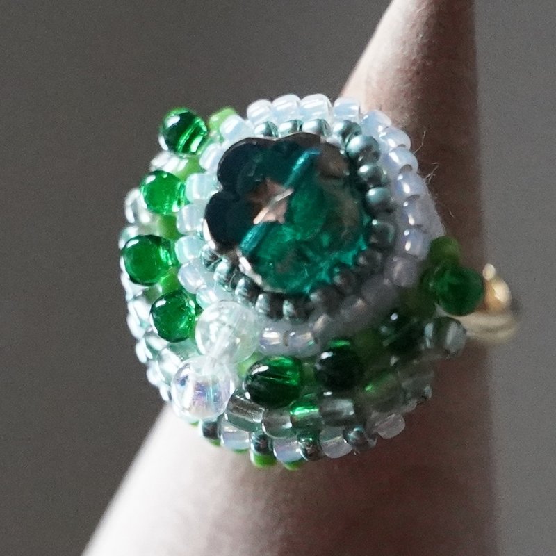 亦可作领巾夹・喋喋不休的戒指 154 自由尺寸 珠饰刺绣戒指 绿色 花朵 夸饰大戒指 - 戒指 - 塑料 绿色