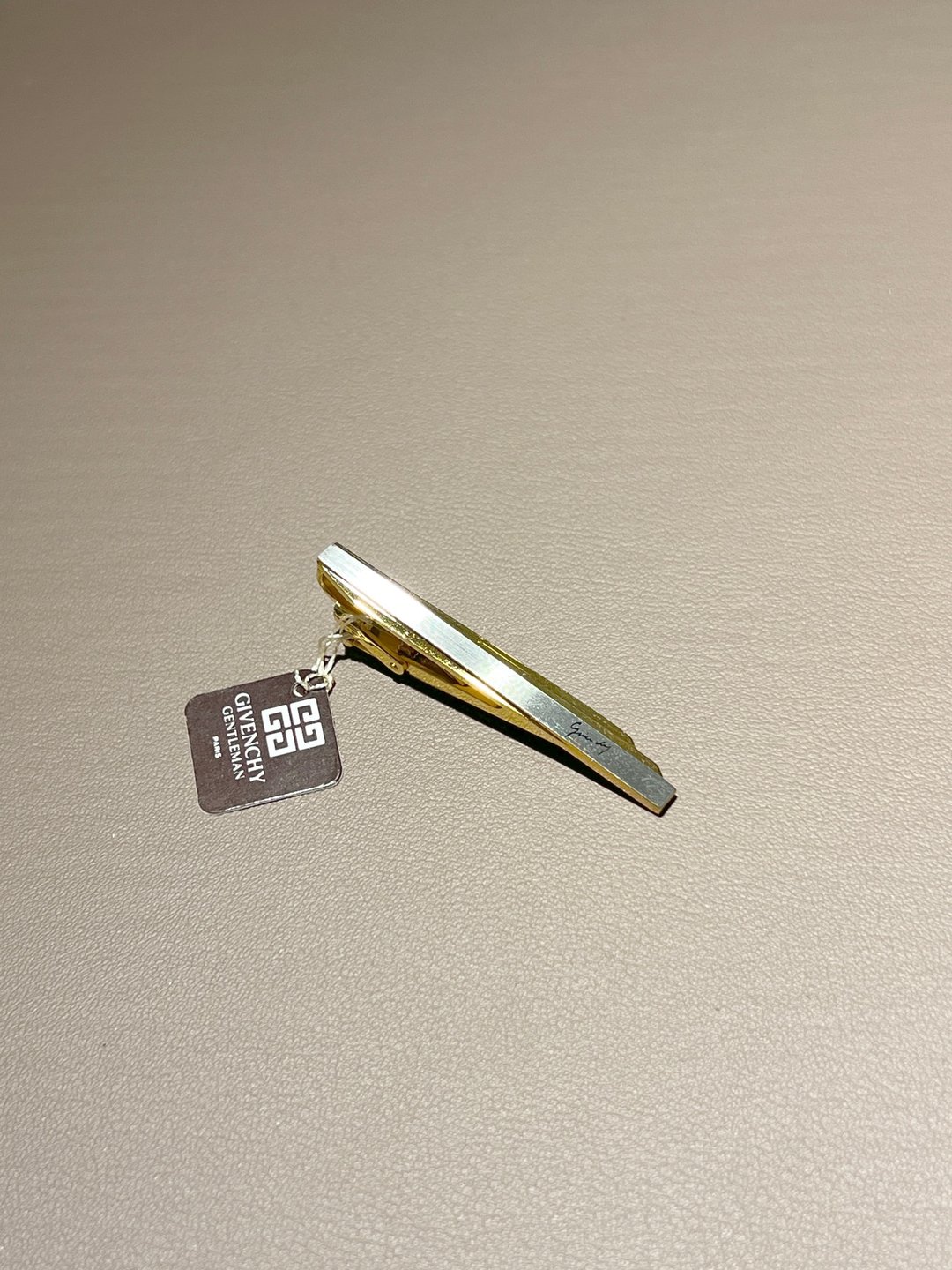 Givenchy银色金色领呔夹 吊牌未使用品男朋友老公礼物 绒面首饰盒 - 领带/领带夹 - 其他金属 金色