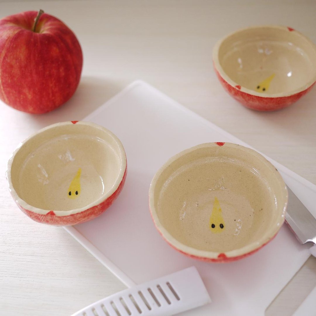 small  bowl of fruits【apple】 - 浅碟/小碟子 - 陶 红色