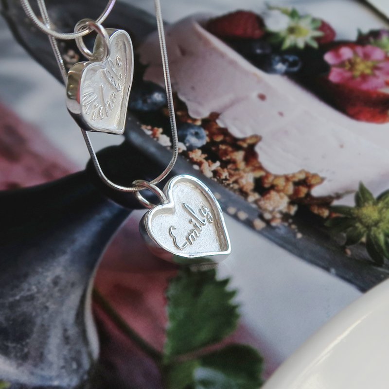 999 纯银 定制化刻字 英文单字 爱心糖心 厚款 坠子 项链 免费包装 - 耳环/耳夹 - 纯银 多色
