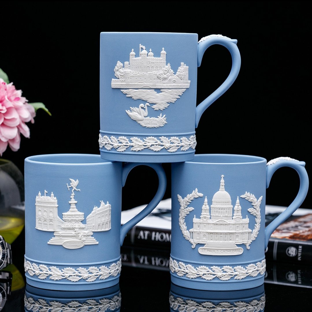 【Wedgwood 1971–1983 年度圣诞纪念马克杯】碧玉浮雕生日咖啡杯 - 咖啡杯/马克杯 - 瓷 