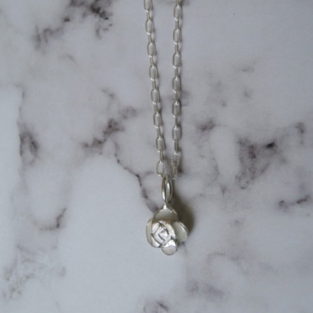 White rose pendant - 项链 - 其他金属 