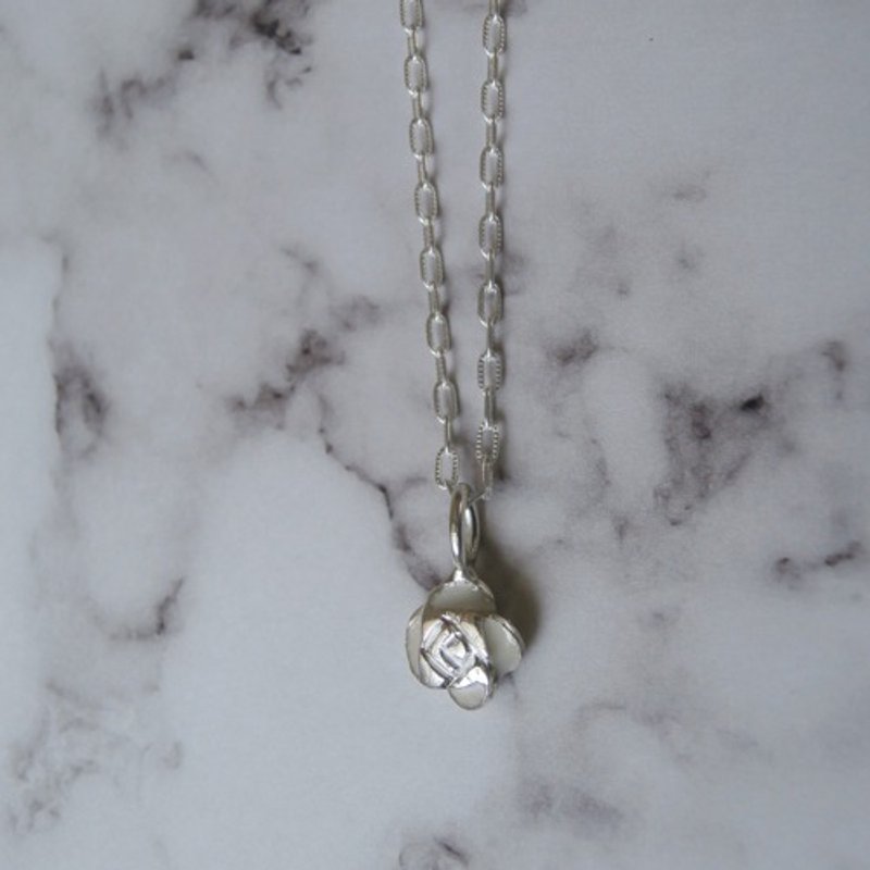 White rose pendant - 项链 - 其他金属 