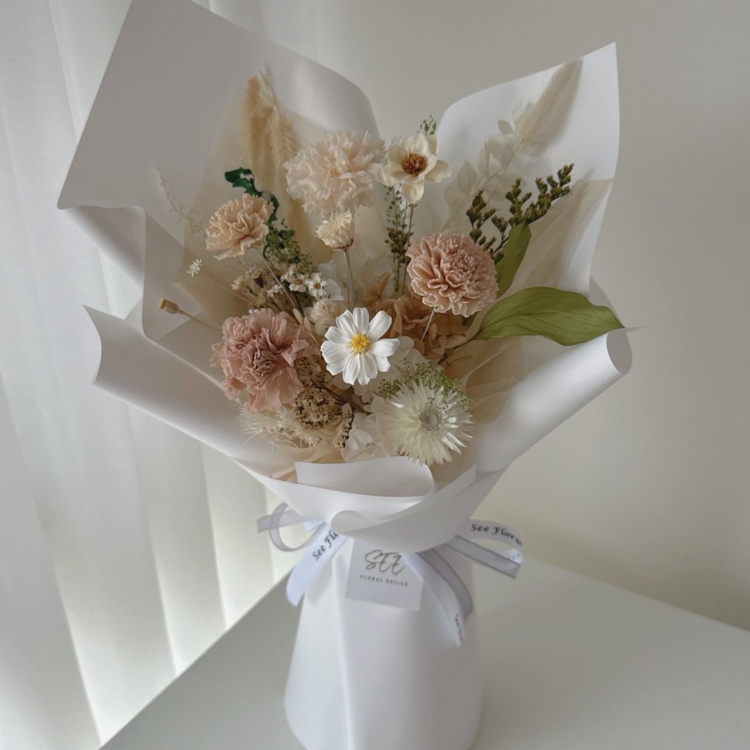 SEE 看见花艺设计 | 母亲节 | 永生康乃馨 | 温柔守候不凋康乃馨花束 - 干燥花/捧花 - 植物．花 