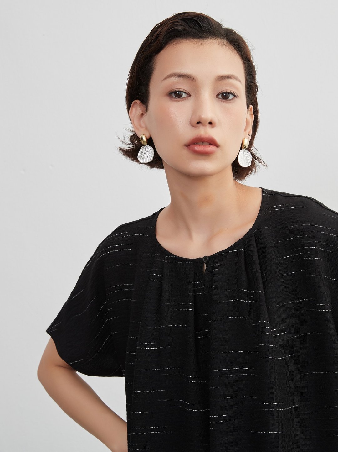 短袖褶襇连身裙・宽松版型・前开襟条纹素材气质连身裙 - 洋装/连衣裙 - 聚酯纤维 黑色