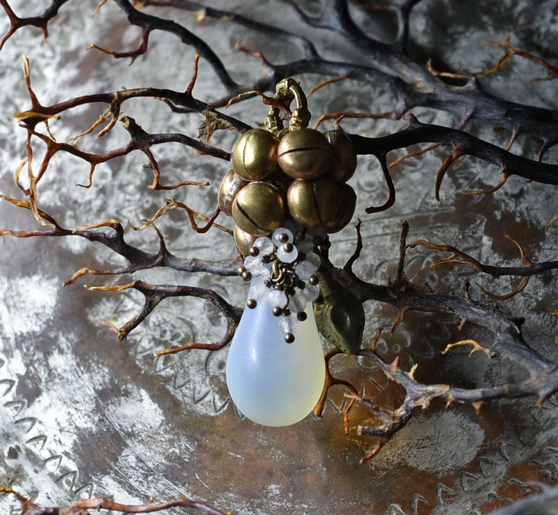 白色婚礼珠与饱满铃铛、月光石、阿富汗零件的坠饰 - 项链 - 玻璃 白色