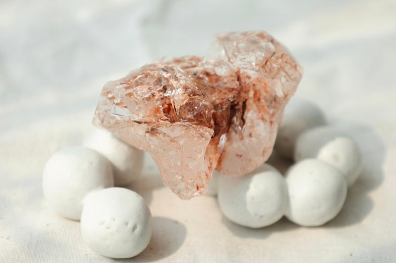 【母亲节礼物】雾白珍珠矿石置物球筷架/笔搁摆手捏疗愈陶艺摆饰 - 摆饰 - 陶 白色