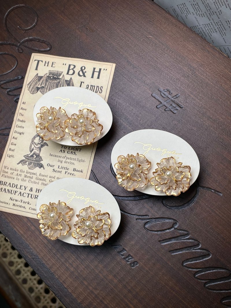 手绘金边绣球花耳环 - 耳环/耳夹 - 树脂 金色