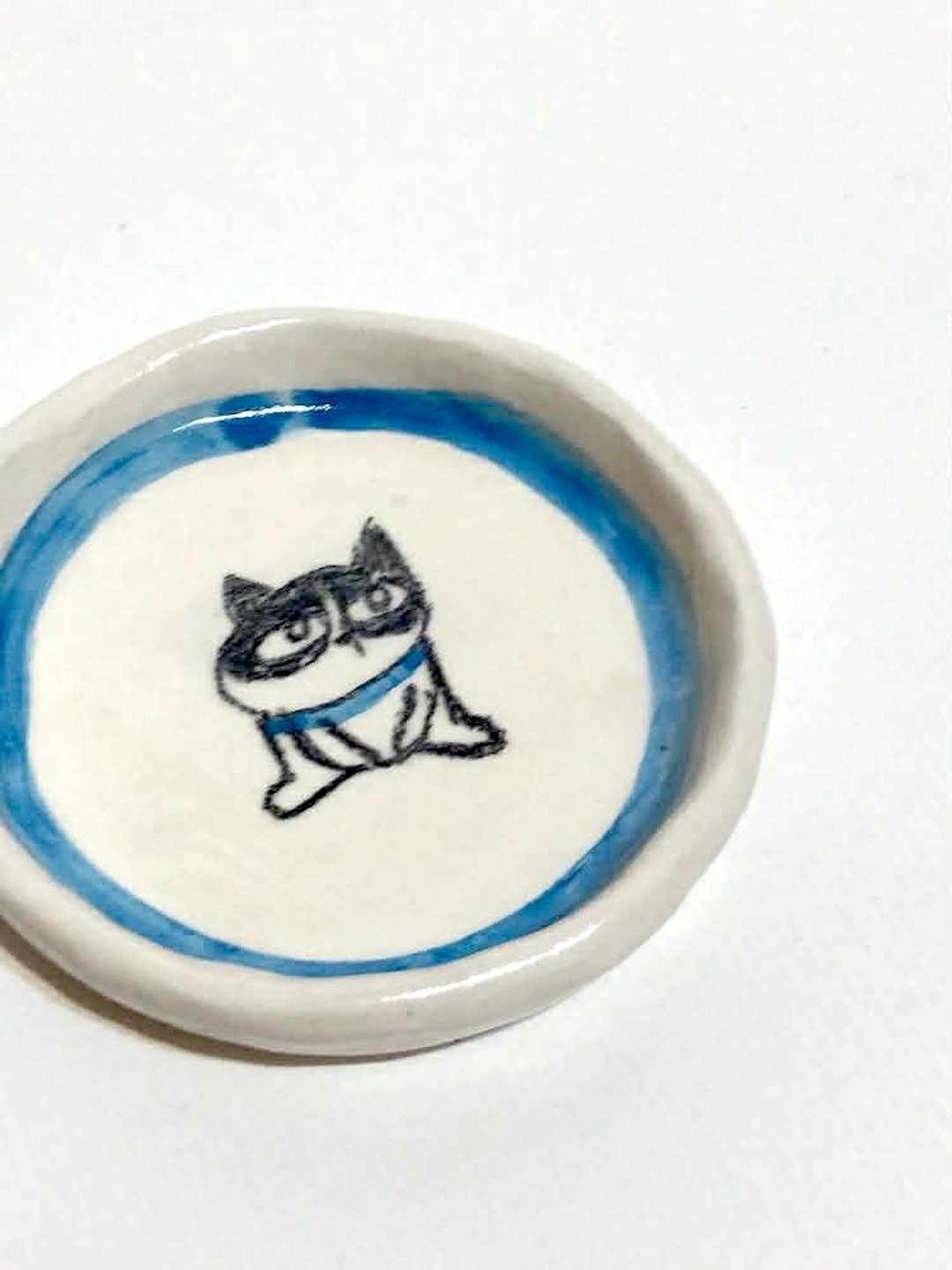 蓝色项圈的奔驰猫猫 小碟 饰品碟 - 香薰/精油/线香 - 瓷 白色