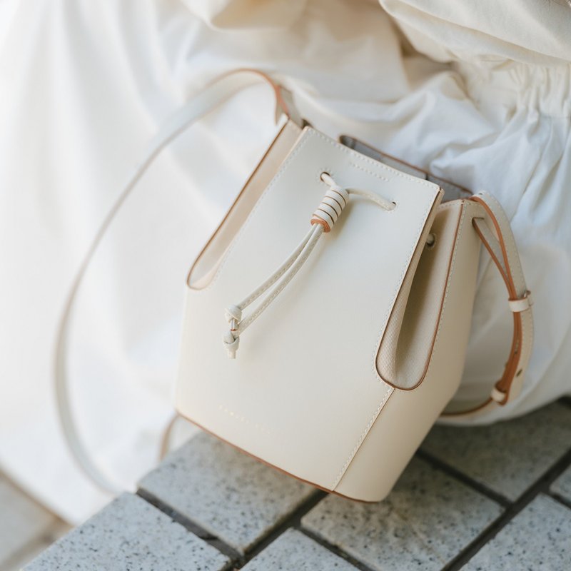 【生日礼物】Chantal索绳皮革水桶包 - 奶白色 夏日穿搭推荐 - 侧背包/斜挎包 - 真皮 白色