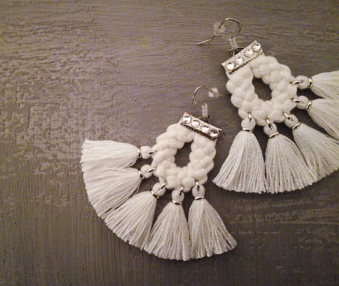 White Fan Tassel Earrings - 耳环/耳夹 - 绣线 白色