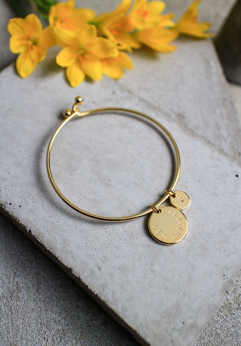 【定制化】||Charms|| 幸运吊牌敲字手环.生日礼物.纪念日.情人节礼物.母亲节礼物.圣诞节礼物.个性化.定制化.极简几何.好姊妹.刻字打印.量身订做 - 手链/手环 - 其他金属 金色