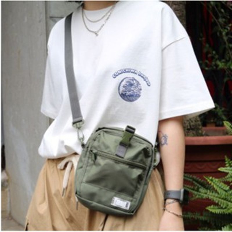 plain me旅行小包 l 简约设计 l 防泼水 l 时尚经典百搭 - 侧背包/斜挎包 - 其他材质 