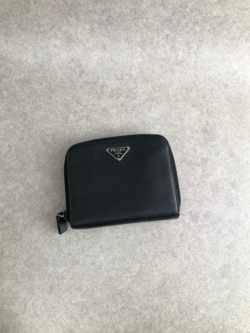 [日本直送，品牌二手包] PRADA Prada钱包，黑三角形标志，Saffiano 皮革，圆形拉链，复古 5i3x78 - 皮夹/钱包 - 真皮 黑色