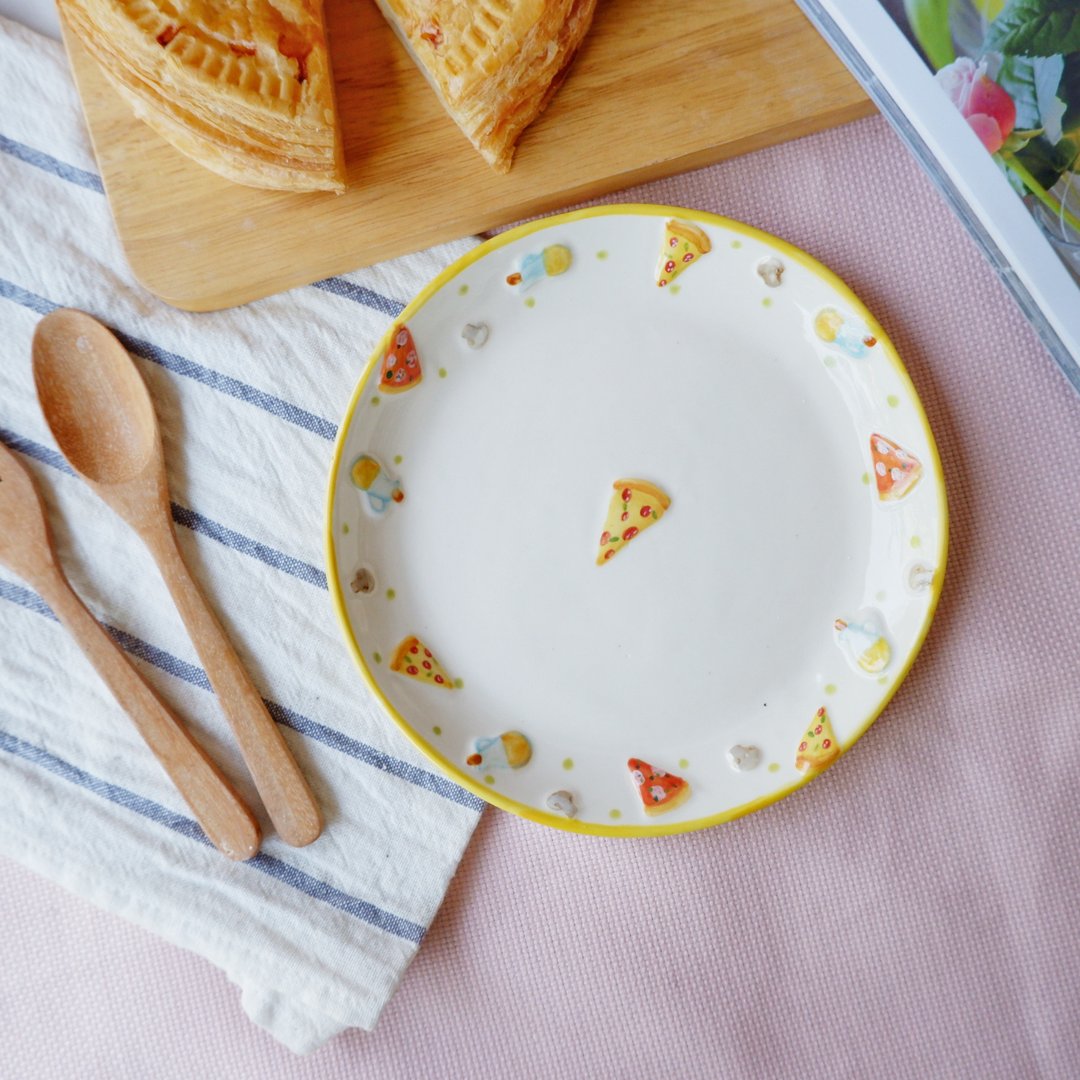 Hand painted porcelain plate | pizza relief - 浅碟/小碟子 - 陶 黄色