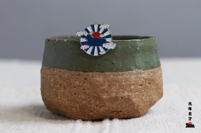 禾 日 水 巷  塞拉利昂设计烤漆徽章 - 胸针 - 其他金属 蓝色