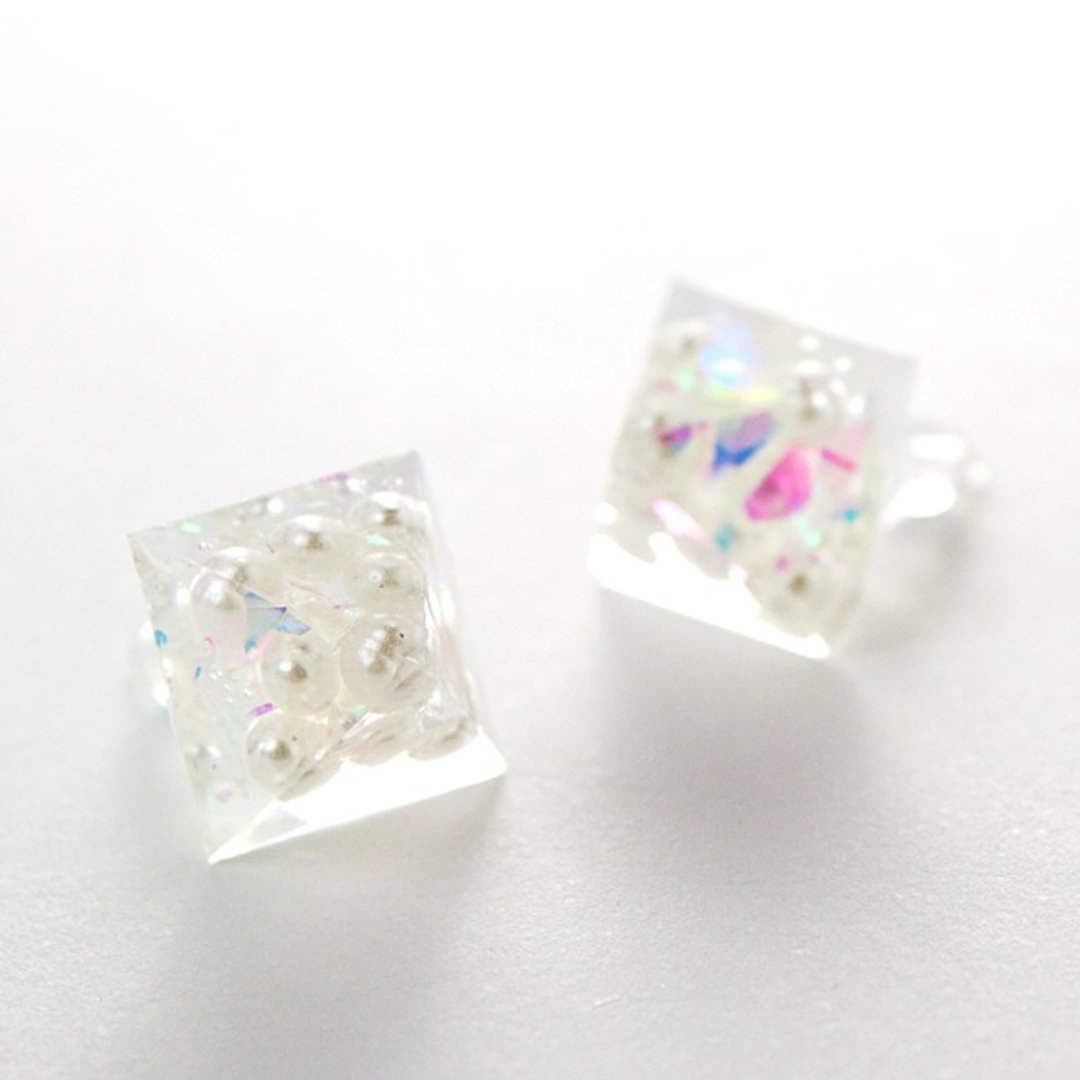 Pyramid earrings (alignment) - 耳环/耳夹 - 其他材质 白色