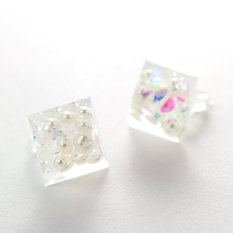 Pyramid earrings (alignment) - 耳环/耳夹 - 其他材质 白色