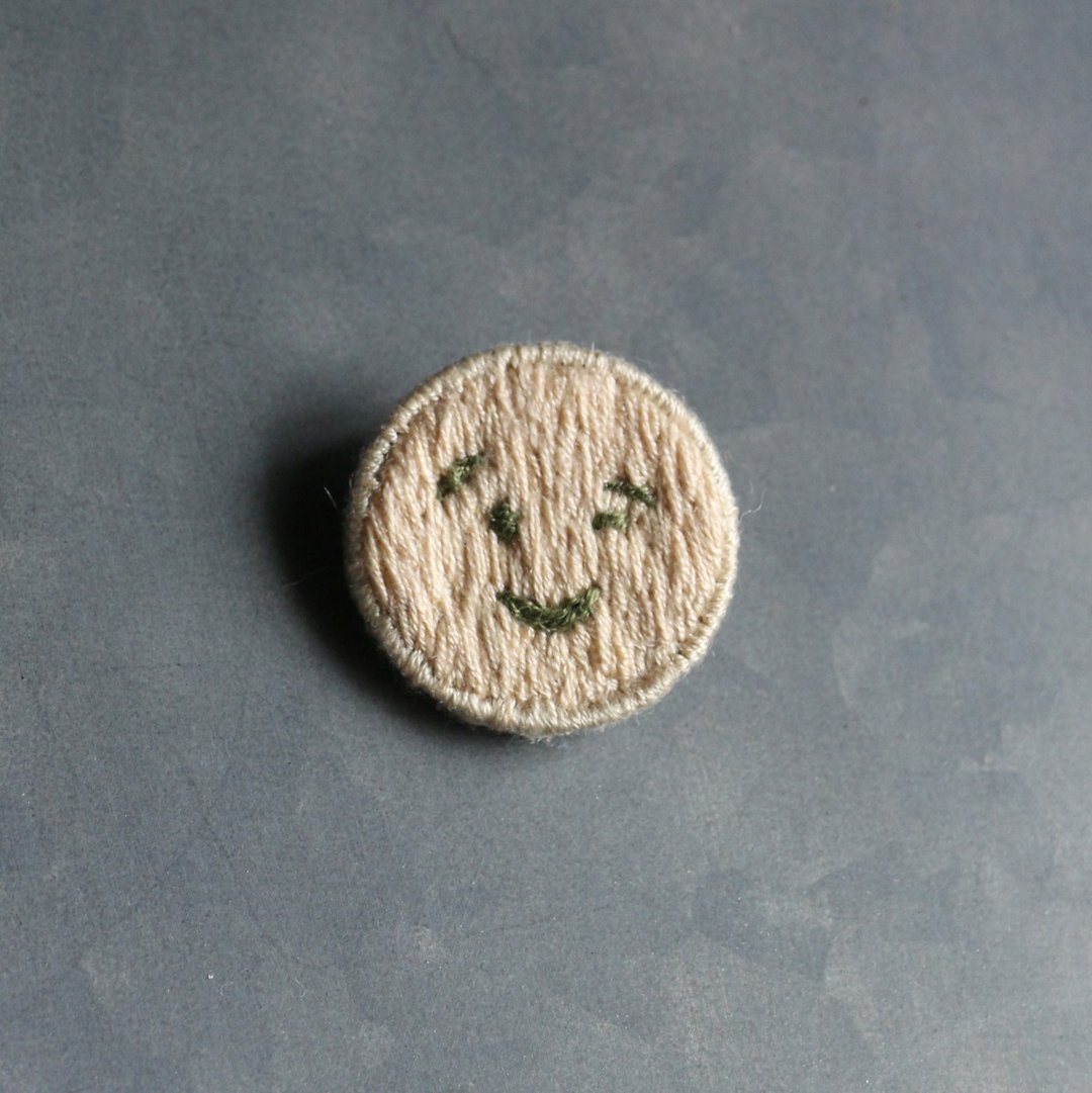 刺绣别针 / 表情符号 Emoji 眨眼 - 胸针 - 绣线 卡其色
