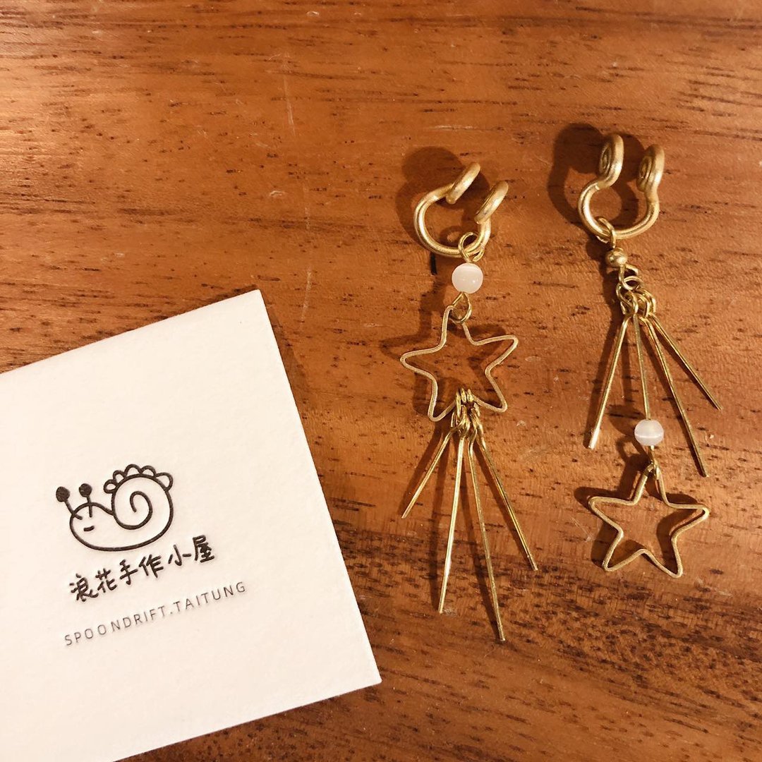 圣诞系列一不对称星星款 - 耳环/耳夹 - 铜/黄铜 金色