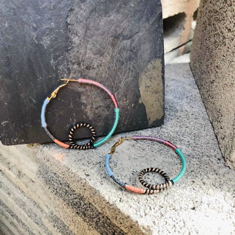 Wrapped hoop earrings - 耳环/耳夹 - 贵金属 多色