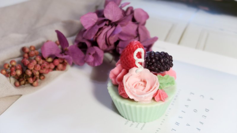 粉红派对情人节杯子蛋糕・玫瑰莓果香氛蜡烛 整个都能点燃的莓果花草蜡烛100g - 蜡烛/烛台 - 蜡 粉红色