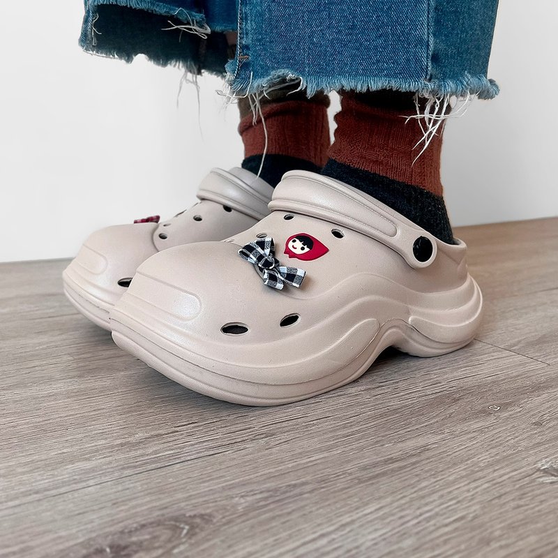 格纹蝴蝶结饰扣 厚底增高 两穿 防水 洞洞鞋 小红帽大野狼 - 男女凉鞋 - 防水材质 卡其色