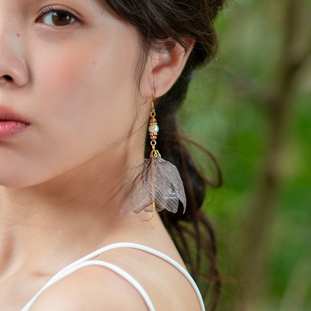 Kaitlyn 百花香水调闪耀浅紫纱花长耳环 - 耳环/耳夹 - 其他材质 紫色