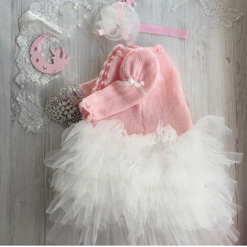 Hand knit pink and ivory dress with pearl, headband for baby girl. - 童装礼服/连衣裙 - 其他材质 粉红色