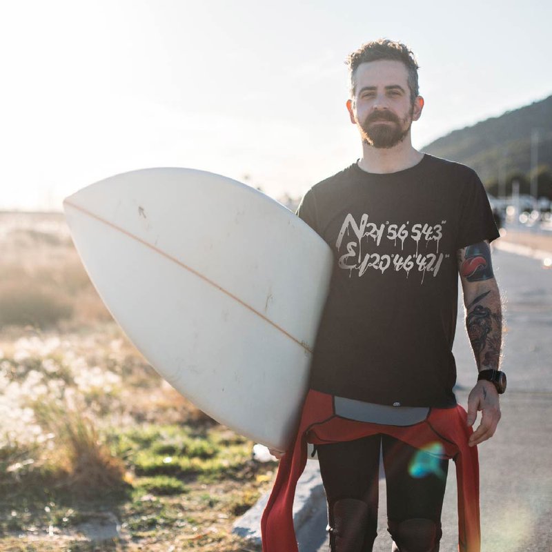 【EPOCHSIA】中性圆领潮流短T 垦丁座标-经典款 - 男装上衣/T 恤 - 棉．麻 黑色