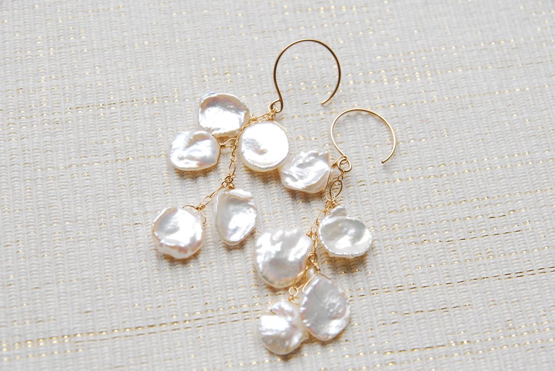 Petal Keshipearl bell-shaped earrings 14kgf - 耳环/耳夹 - 珍珠 白色