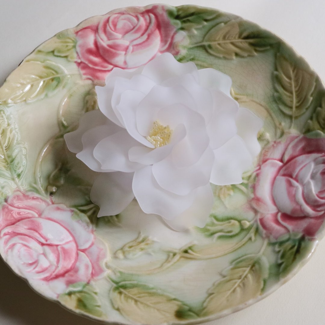 梦幻大轮牡丹胸花 白色 芍药 花朵 胸针 轻盈 优雅 高贵 清新 爽朗 芍药 牡丹 压克力树脂 - 胸针 - 塑料 白色