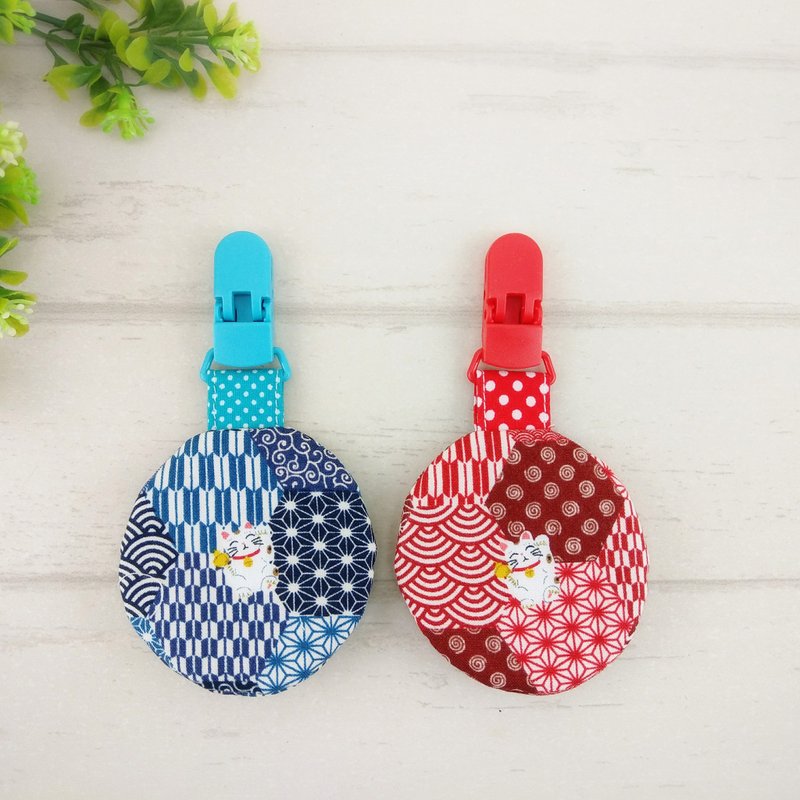 六角拼布风招财猫-2色可选。圆形平安符袋 (可加价40绣名字) - 平安符/符袋 - 棉．麻 蓝色