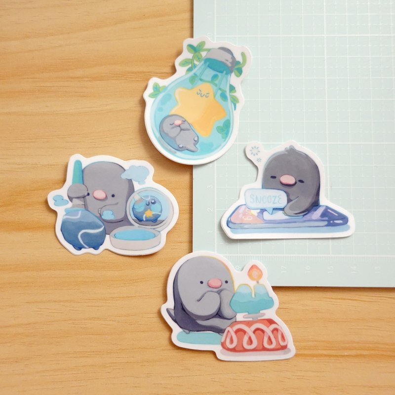 【防水贴纸】灯泡, 腮红, 蛋糕, 再睡一下 | 地鼠鼠路易 - 贴纸 - 纸 多色