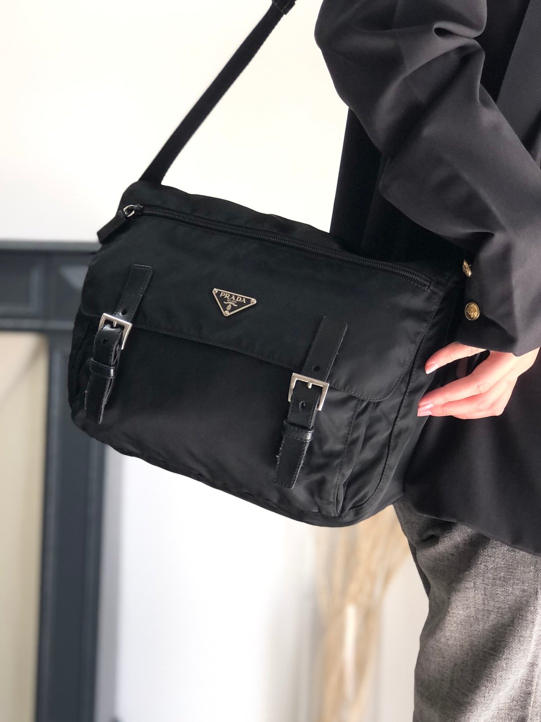 【 VintageShop solo 日本直送中古包专卖店 】PRADA 普拉达 侧背包 黑色 三角标志 尼龙 邮差包 vintage wm6a24 - 侧背包/斜挎包 - 尼龙 黑色