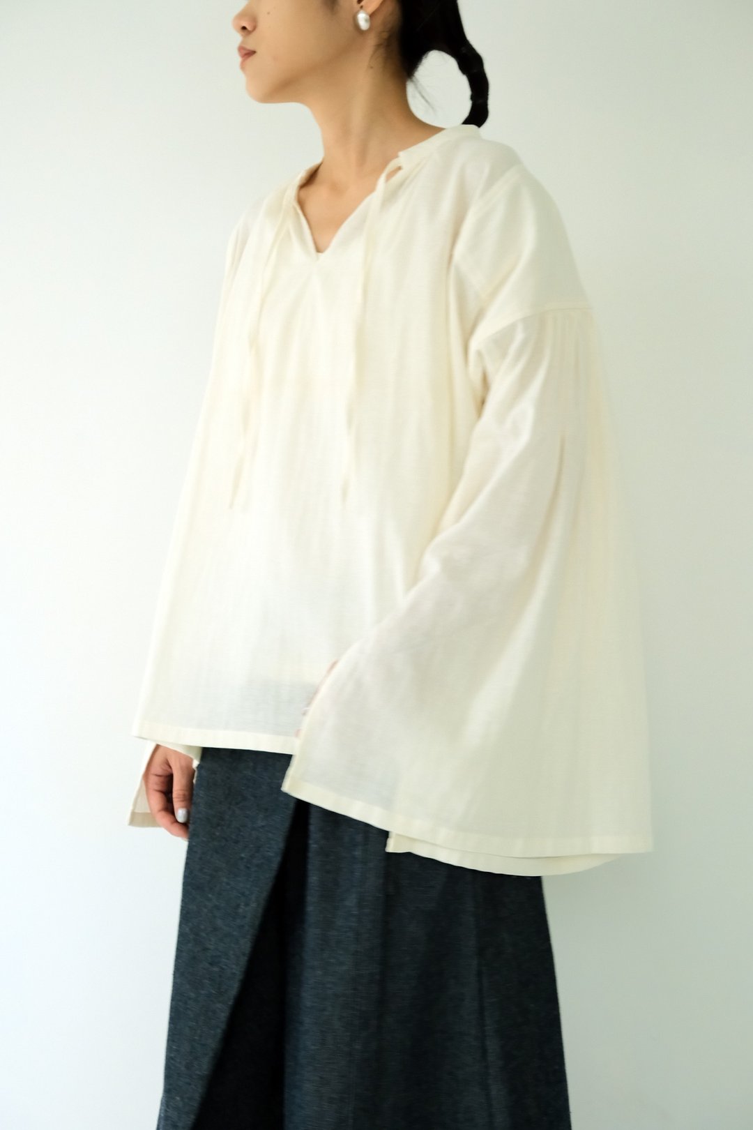 川 衣 WEAR BEING  宽袖散状领口绑带上衣  米白 - 女装上衣 - 棉 白色