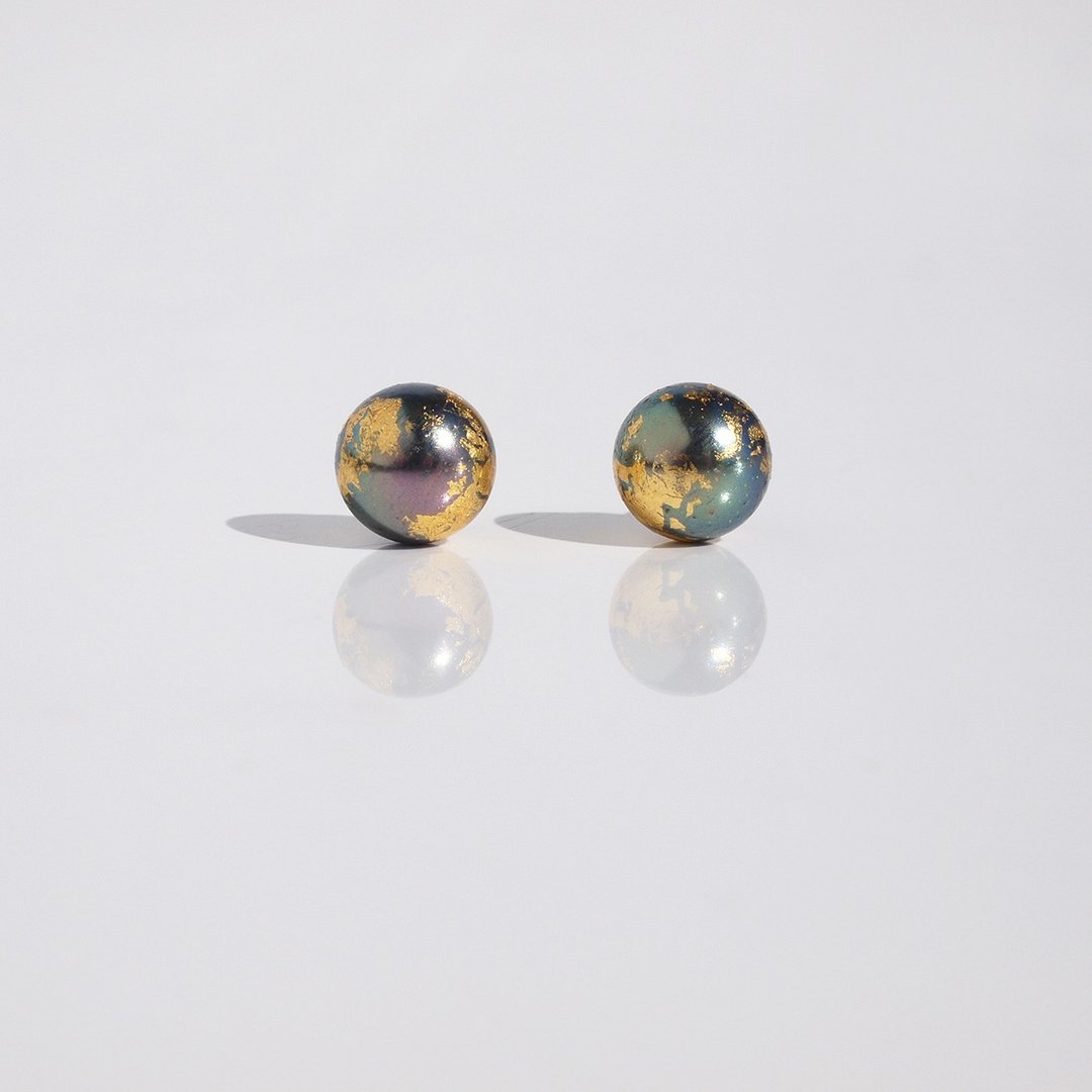 日本制 地球耳针【8mm】金箔与孔雀贝珍珠耳针 耳夹 中性设计 - 耳环/耳夹 - 珍珠 绿色