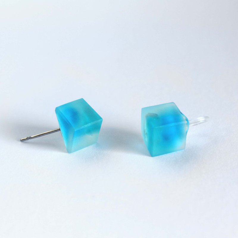 只是一片云 / 树脂耳环 / 单只【冰晶方块】 - 耳环/耳夹 - 树脂 蓝色