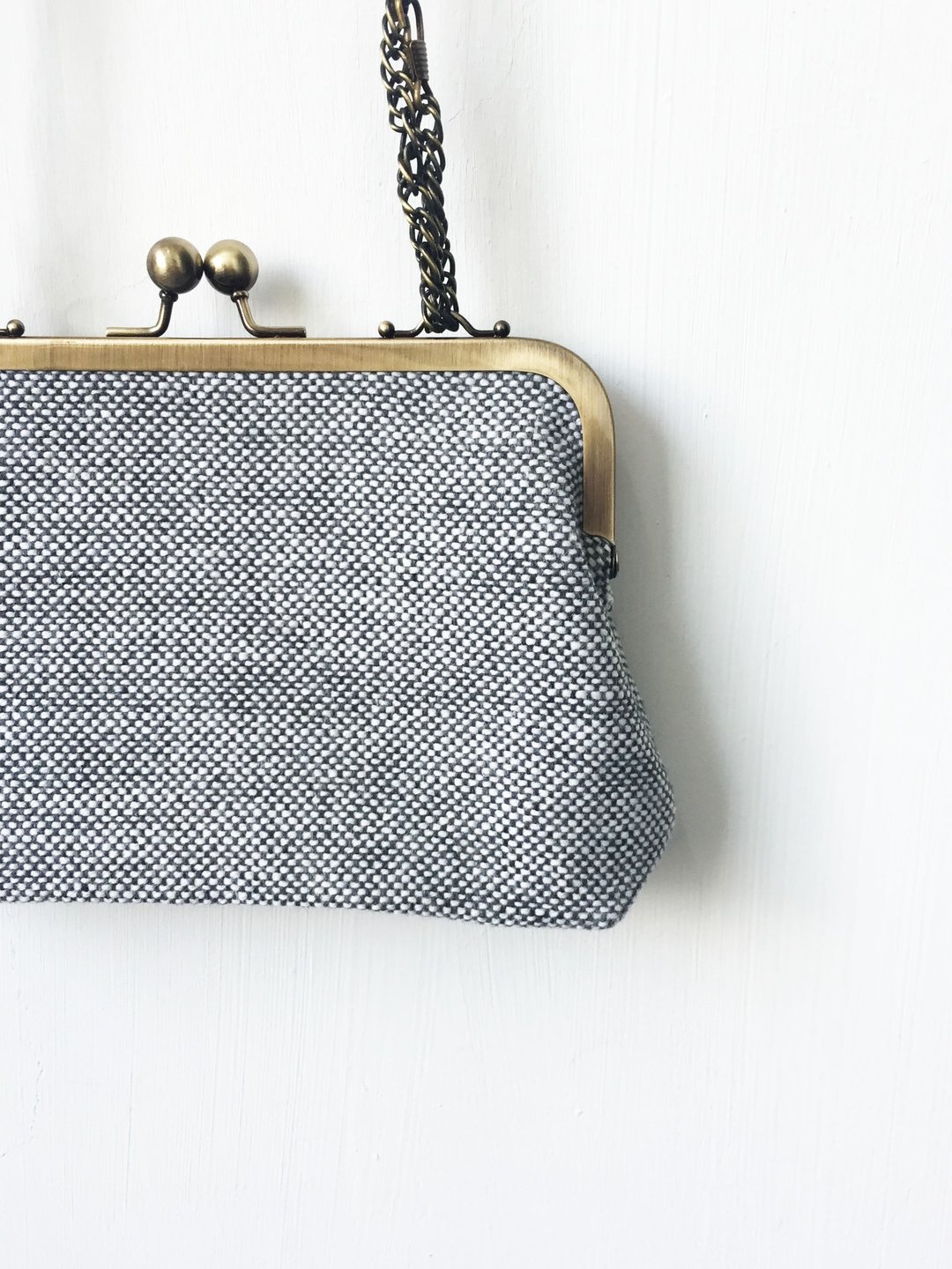 灰质毛料编织口金包 手拿包 肩背包 随身包 化妆包 杂物包 宽背带 - 手拿包 - 棉．麻 灰色