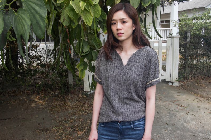 Eden 深V领弧形针织上衣 - 女装上衣 - 聚酯纤维 咖啡色