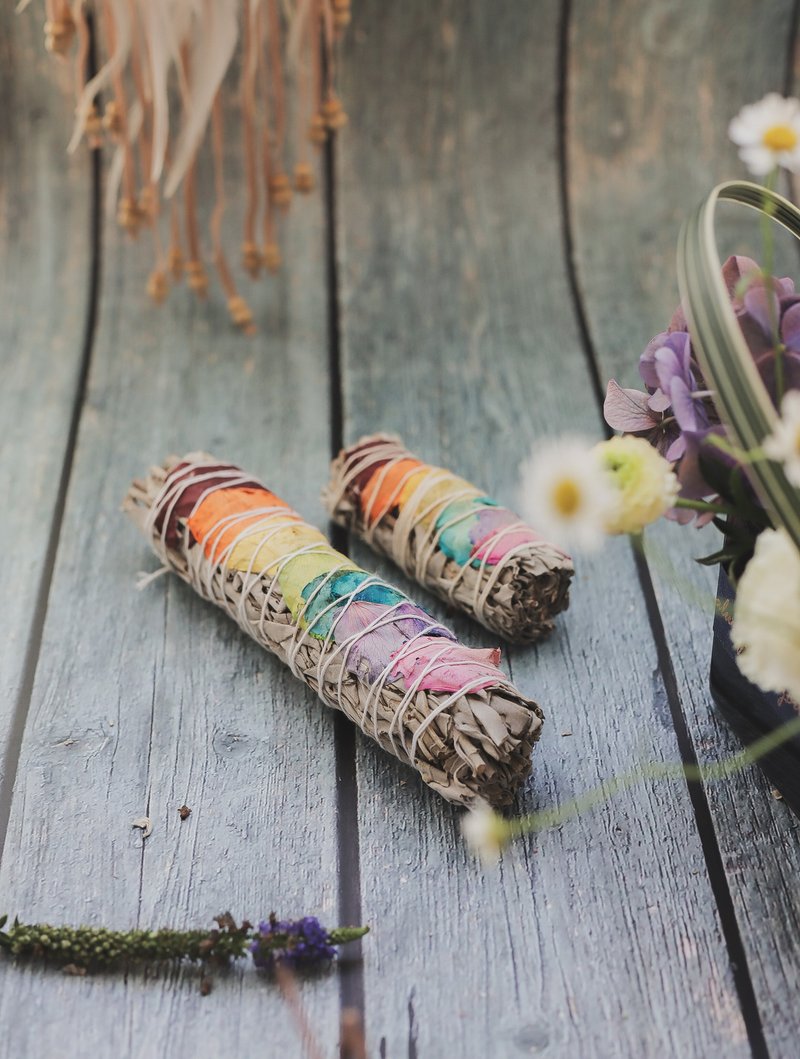 七脉轮(玫瑰花瓣)白鼠尾草捆 - 香薰/精油/线香 - 其他材质 多色