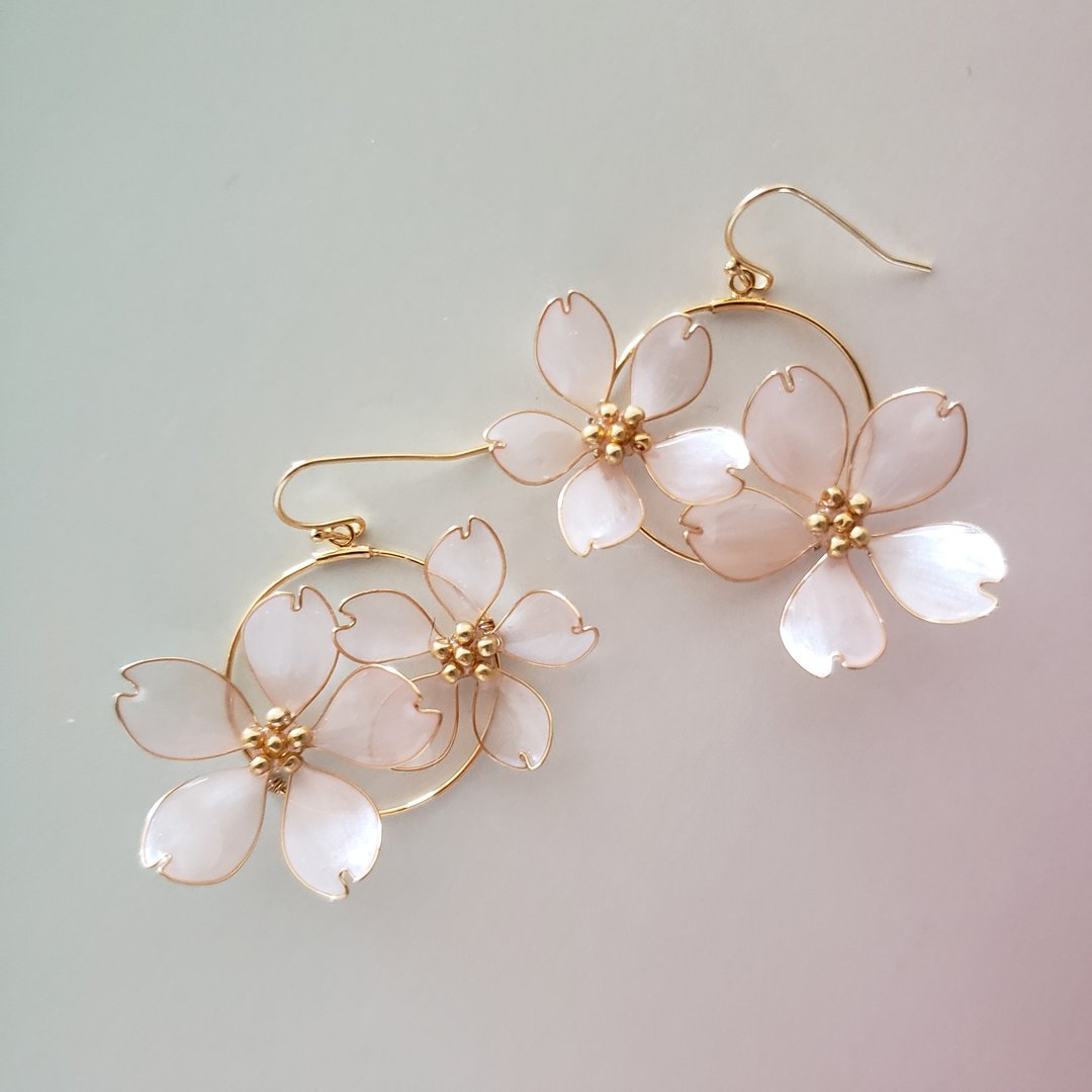 SAKURA full bloom pierced or clip-on earrings - 耳环/耳夹 - 树脂 粉红色