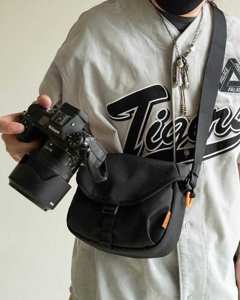 时尚简约出行相机收纳包快拆插口设计考杜拉质感尼龙面料斜挎包 - 侧背包/斜挎包 - 尼龙 黑色