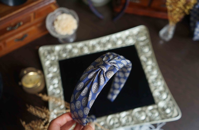 古董领带改制手工发箍-FENDI灰蓝色古典印花-蝴蝶结款 - 发带/发箍 - 丝．绢 蓝色