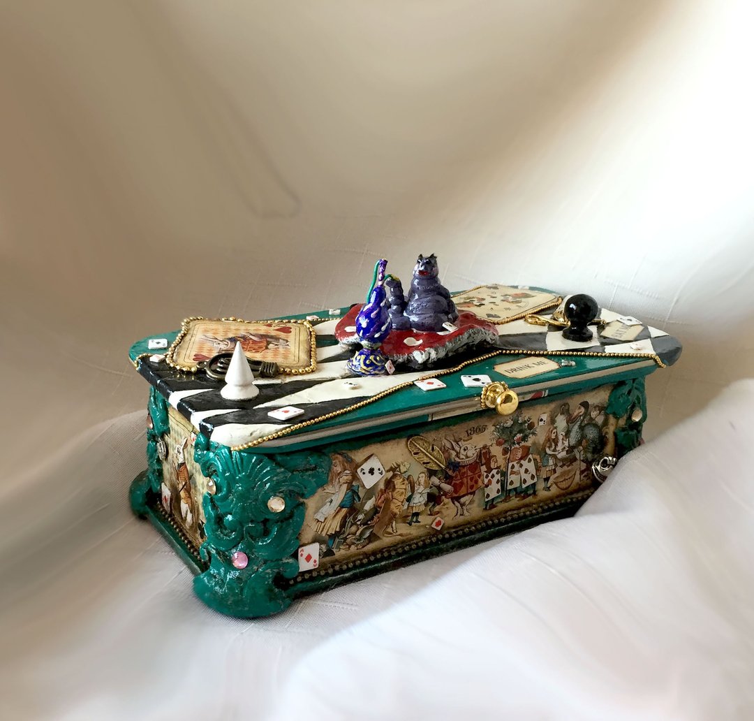Alice in Wonderland, Alice jewelry box. White rabbit ring holder. Mad Hatter box - 收纳用品 - 木头 绿色