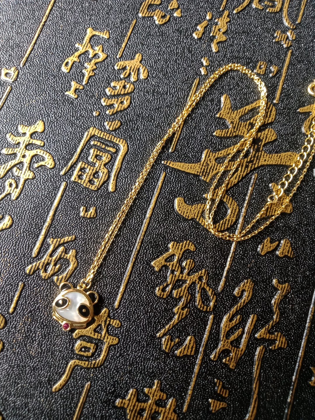 佚名山河。小熊猫 彩光白贝母。含925银镀金项链 - 耳环/耳夹 - 宝石 白色